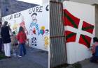 Miembros del Centro Eusko Biltzar de Cnel Pringles pintan un mural en euskera y castellano en pleno centro de la ciudad