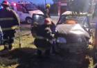 Chocó su auto contra un árbol