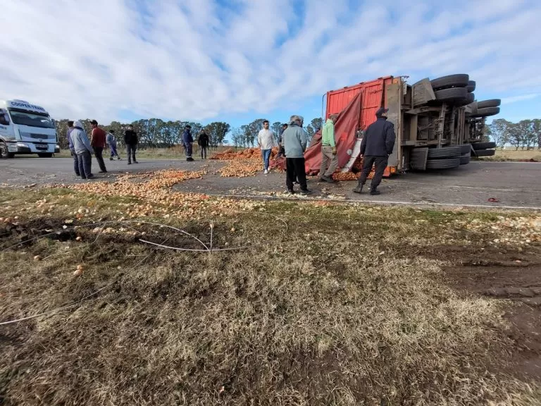Destacan que tras el vuelco del acoplado de un camión, nadie se llevó la carga