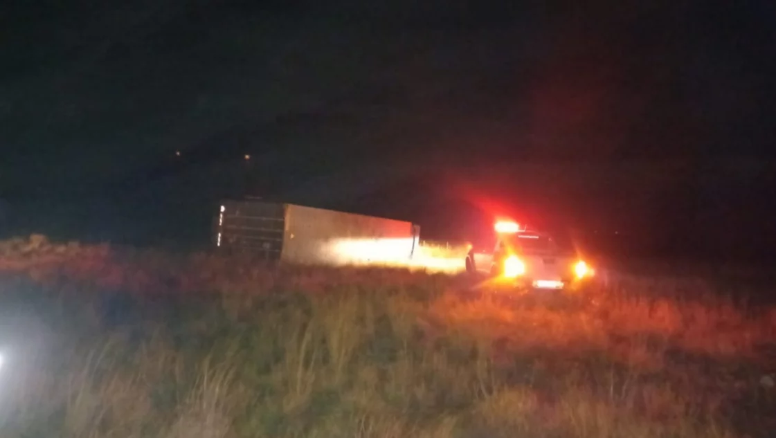 Un camionero que estaba alcoholizado volcó en la ruta 51