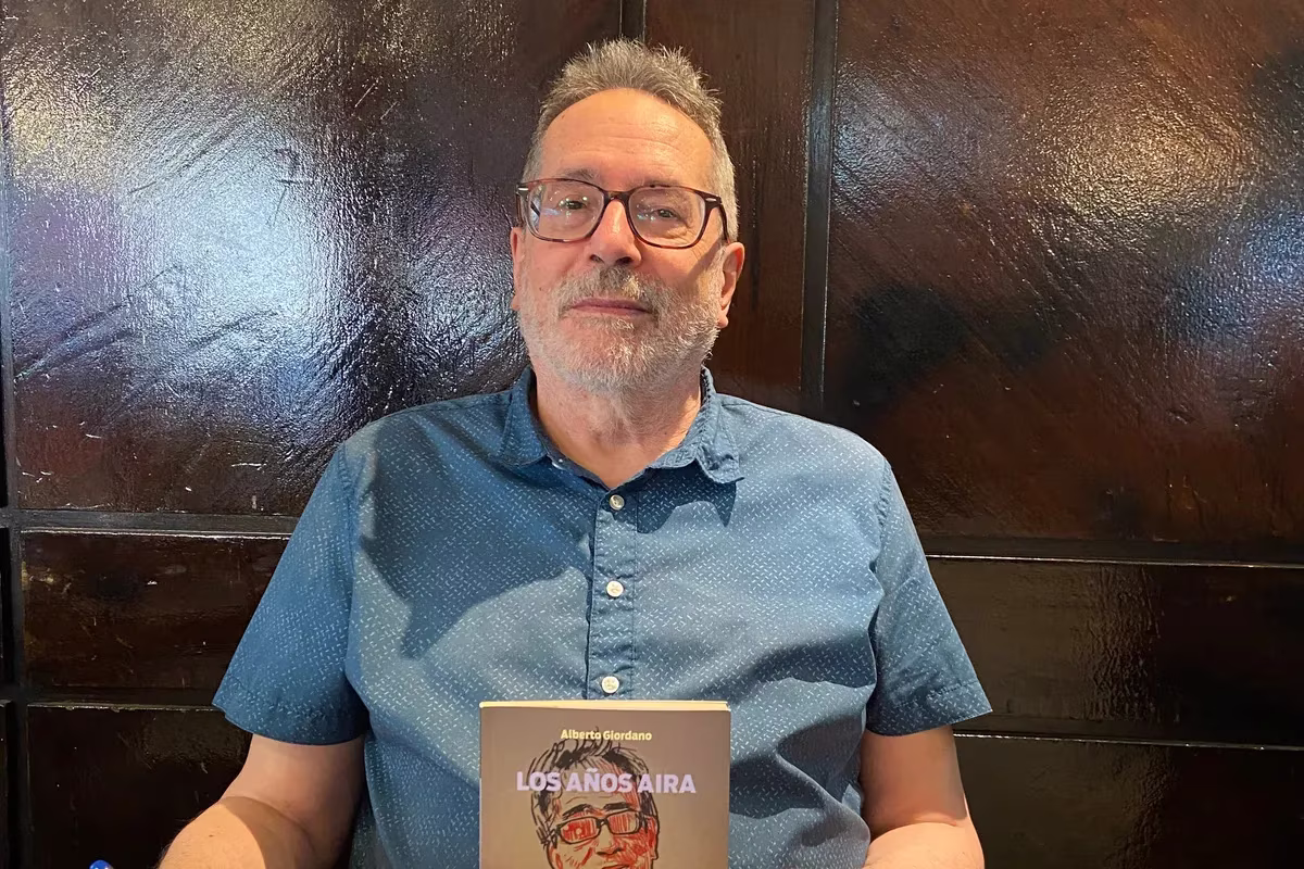 César Aira, protagonista de un diario de Facebook y de una biblioteca en Flores