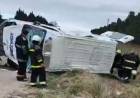 Chocó y volcó una ambulancia que llevaba un paciente