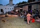 Con música y arte se inauguró la muestra Alegría