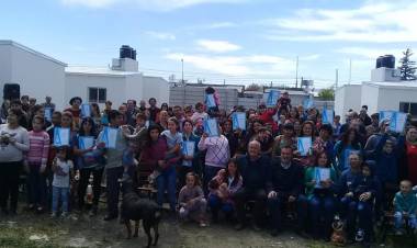 29 familias recibieron la llave de su casa propia