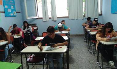 Aspirantes a la Licencia de Conducir rindiendo exámen