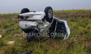 Fuerte vuelco en medio de la lluvia entre Pringles y Laprida