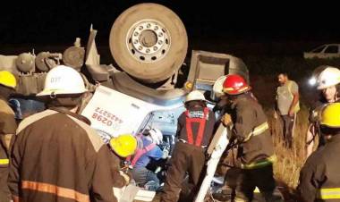 Hacía dedo y lo levantó un camión que terminó volcando y está grave