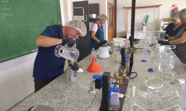 Elaboran alcohol en gel para el Hospital Municipal