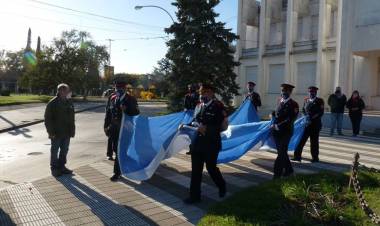 El Acto del Día de la Patria sin público y por la red social