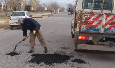 Bacheo en calles de Pringles