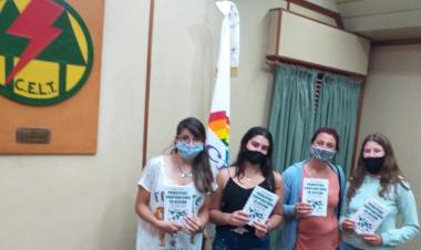 Asociadas entregaron el nuevo libro de Ariel Guarco a Cooperativas Escolares