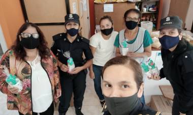 Integrantes de la Comisaría de la Mujer entregaron presentes