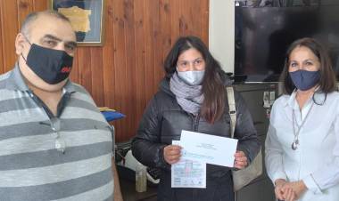 Empleados de Comercio local entregó los premios de la Rifa Aniversario