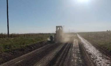 Siguen el mantenimiento y mejoras en caminos rurales provinciales