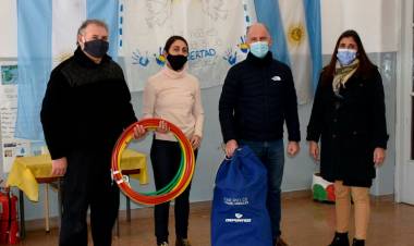 Matzkin entregó material deportivo al Verdier de Indio Rico