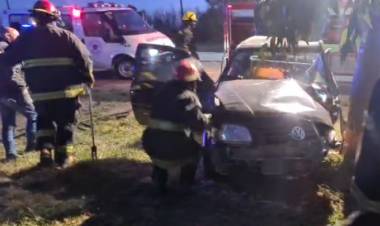 Chocó su auto contra un árbol