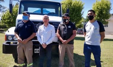 Matzkin presentó nuevos equipos de riego para la ciudad