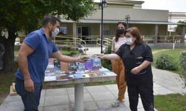Entrega de libros para los residentes del Hogar El Remanso