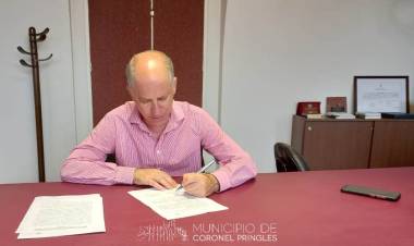 El Intendente Lisandro Matzkin firmó un importante convenio para el mantenimiento de caminos rurales
