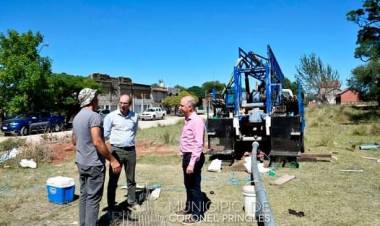 Matzkin visitó la perforación del segundo pozo de agua