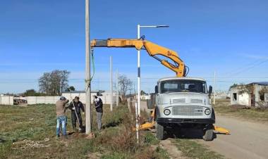 Plan Nacional de Suelo Urbano: Se continúa con la instalación de las columnas para el alumbrado público