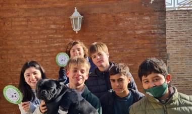 Estudiantes realizar acciones de concientización sobre la tenencia responsable de mascotas