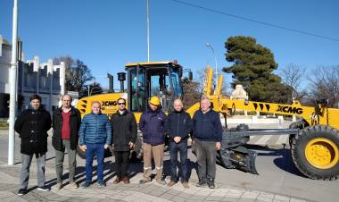 Se presentó la nueva motoniveladora