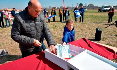 La colocación de la Cápsula del Tiempo Inaugural marcó el inicio de la Plaza de las Colectividades