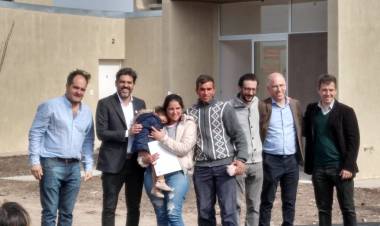 Simone: “Hoy garantizamos el derecho a la vivienda a familias de Pringles”