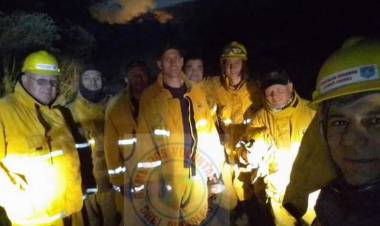 Continúan las tareas para sofocar el incendio forestal