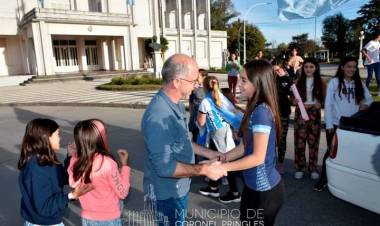 Alegre y emotivo recibimiento a Mía Gorriti