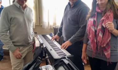 Entrega de instrumentos para la Escuela Secundaria N°2