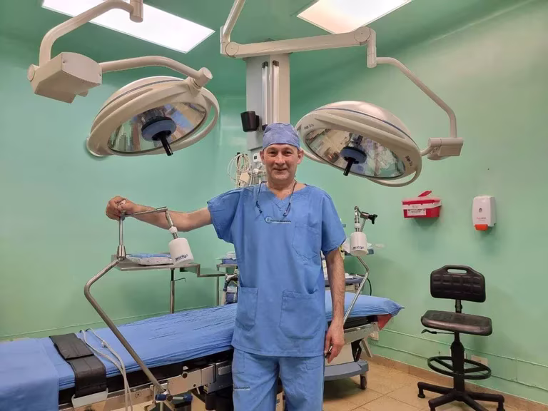 “Cirugía sin huellas”, el método con imanes creado por un médico argentino que debió vender su casa para patentarlo