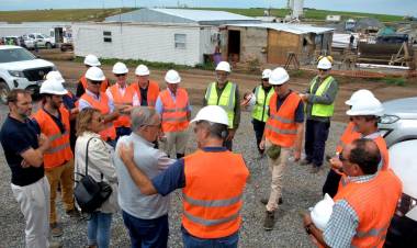 El Intendente Lunghi visita por primera vez el Parque Eólico "La Elbita" junto a directivos de Genneia