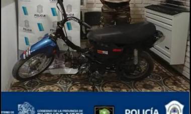 CPR: Aprehensión de dos masculinos y secuestro de moto vehículo