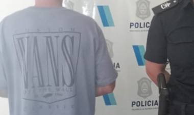 Policial: Tras enconderse en un comercio fue detenido