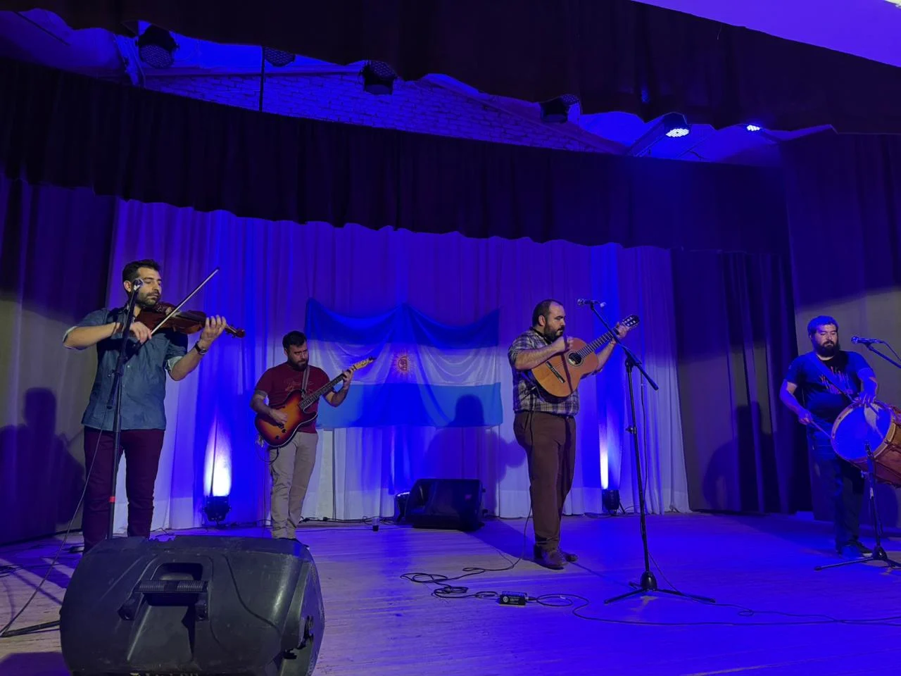 Pancho Santarén junto a la Chacarerata Santiagueña en Coronel Pringles