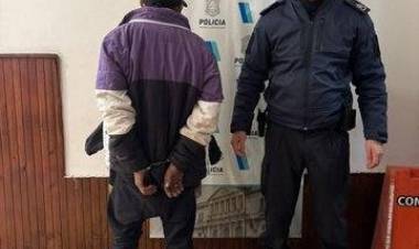 Fue detenido por violar una restricción y conducir una camioneta robada
