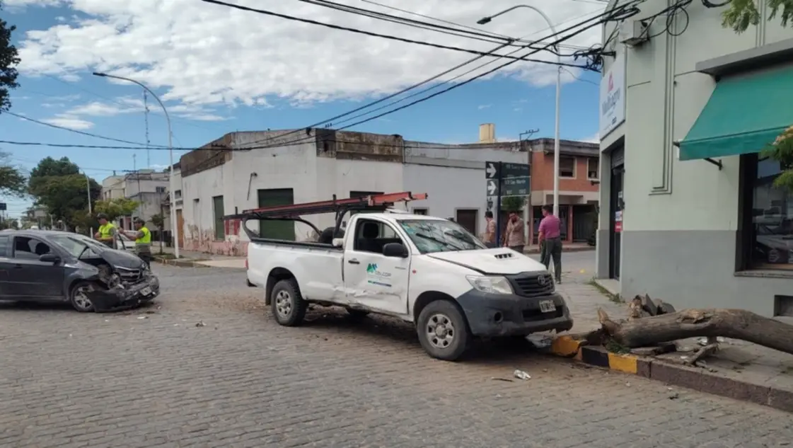 Coronel Pringles: dos hospitalizados luego de un fuerte choque en la zona céntrica