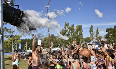 Con juegos acuáticos y espuma finalizó la temporada de verano en el Balneario Municipal