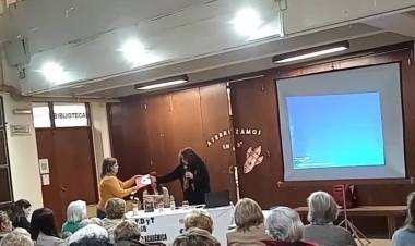 Cristina Bottini presentó su obra "Pioneros de Coronel Pringles"