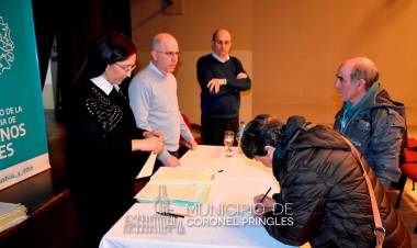 Familias pringlenses firmaron escrituras de sus viviendas