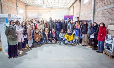 Entrega de equipamiento y utensilios de cocina a establecimientos educativos del distrito