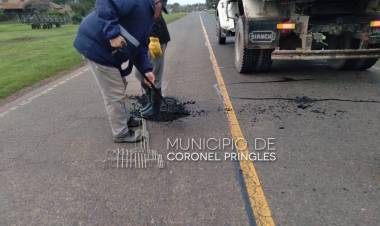 Trabajos de limpieza y bacheo en Indio Rico
