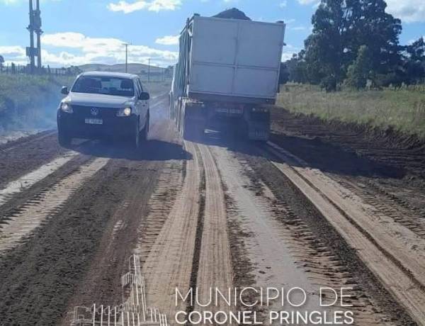 Maquinarias y personal de la Cooperativa Vial sigue avanzando en el mantenimiento de los caminos del sector rural del distrito