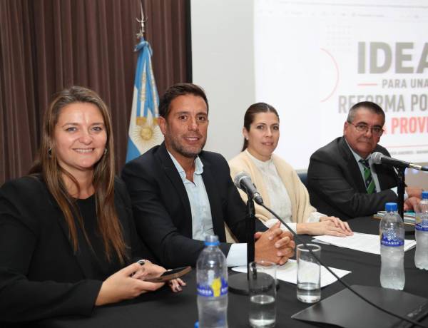 Encuentro de legisladores, intendentes y especialistas en Bahía Blanca: la sexta sección debatió sobre Reforma Electoral