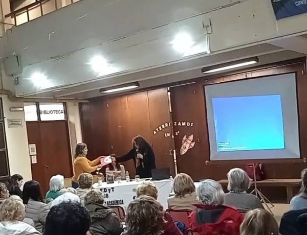 Cristina Bottini presentó su obra "Pioneros de Coronel Pringles"