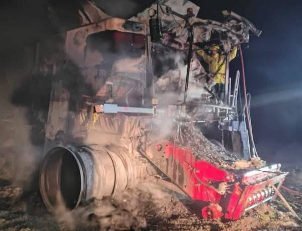 Una cosechadora sufrió daños totales tras un incendio en un campo de la región