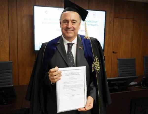 Ariel Guarco recibió el Honoris Causa en la Universidad Rusa de la Cooperación