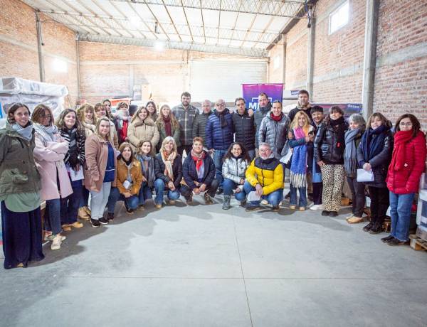 Entrega de equipamiento y utensilios de cocina a establecimientos educativos del distrito